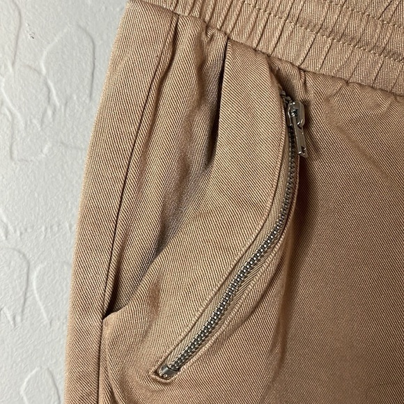 Forever 21 tan shorts, front pockets with zippers elastic waistband size medium - Picture 2 of 9